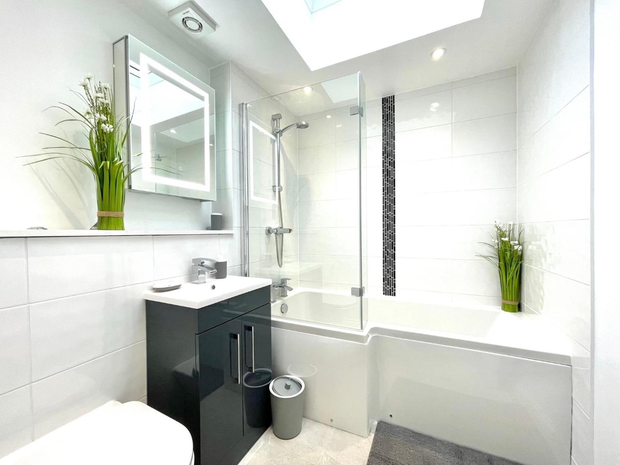2 Bedroom Apartments Stopoverz Бристоль Экстерьер фото