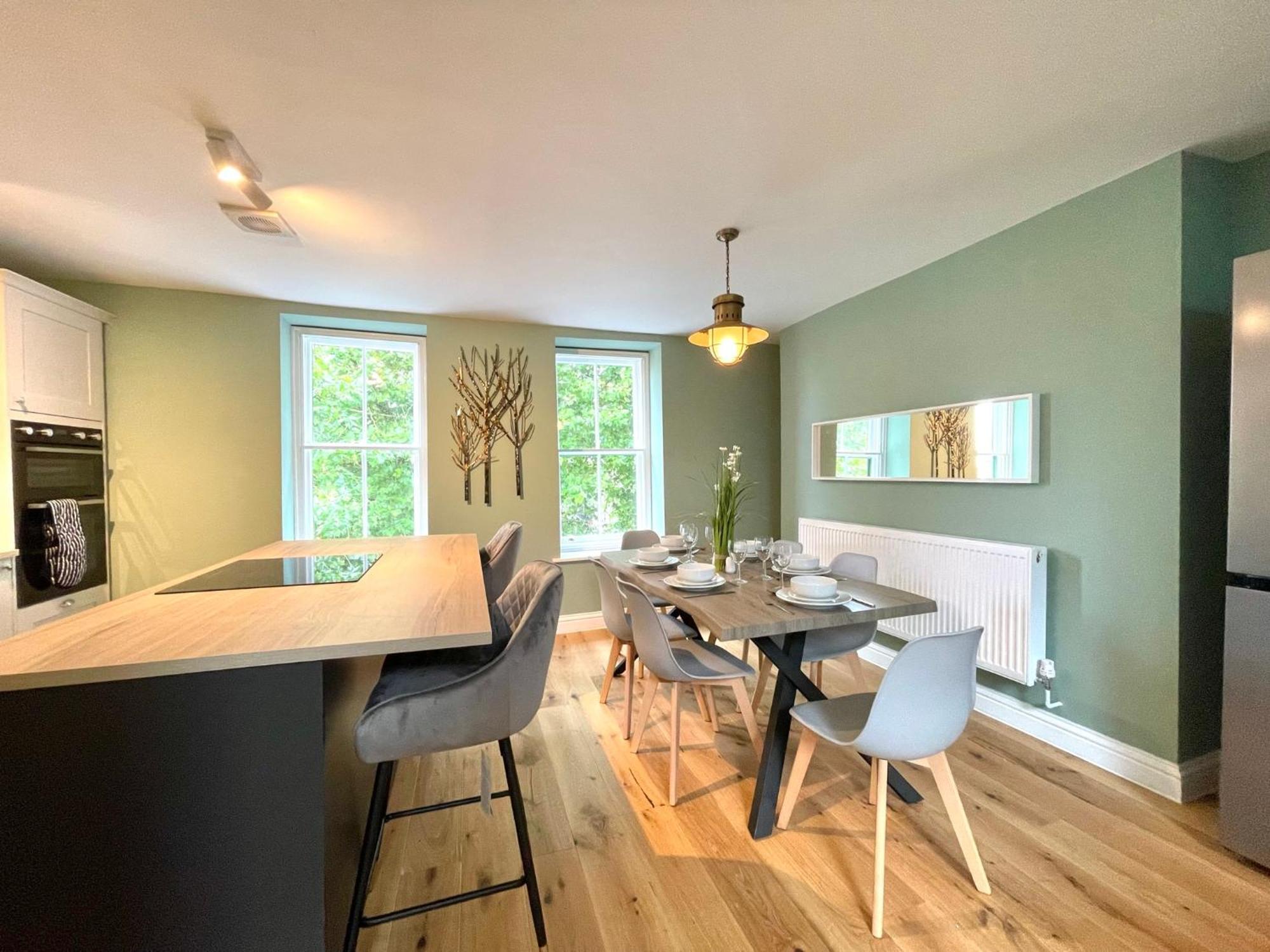 2 Bedroom Apartments Stopoverz Бристоль Экстерьер фото