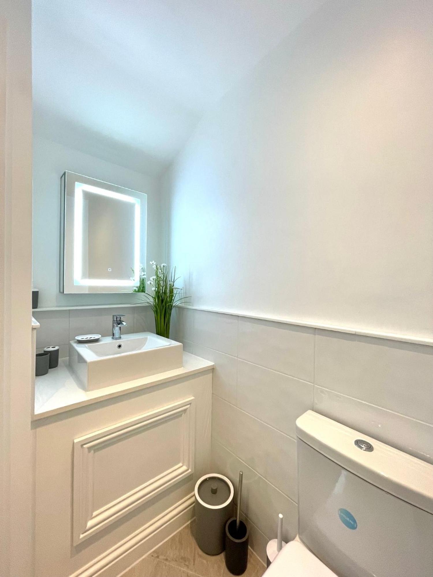2 Bedroom Apartments Stopoverz Бристоль Экстерьер фото