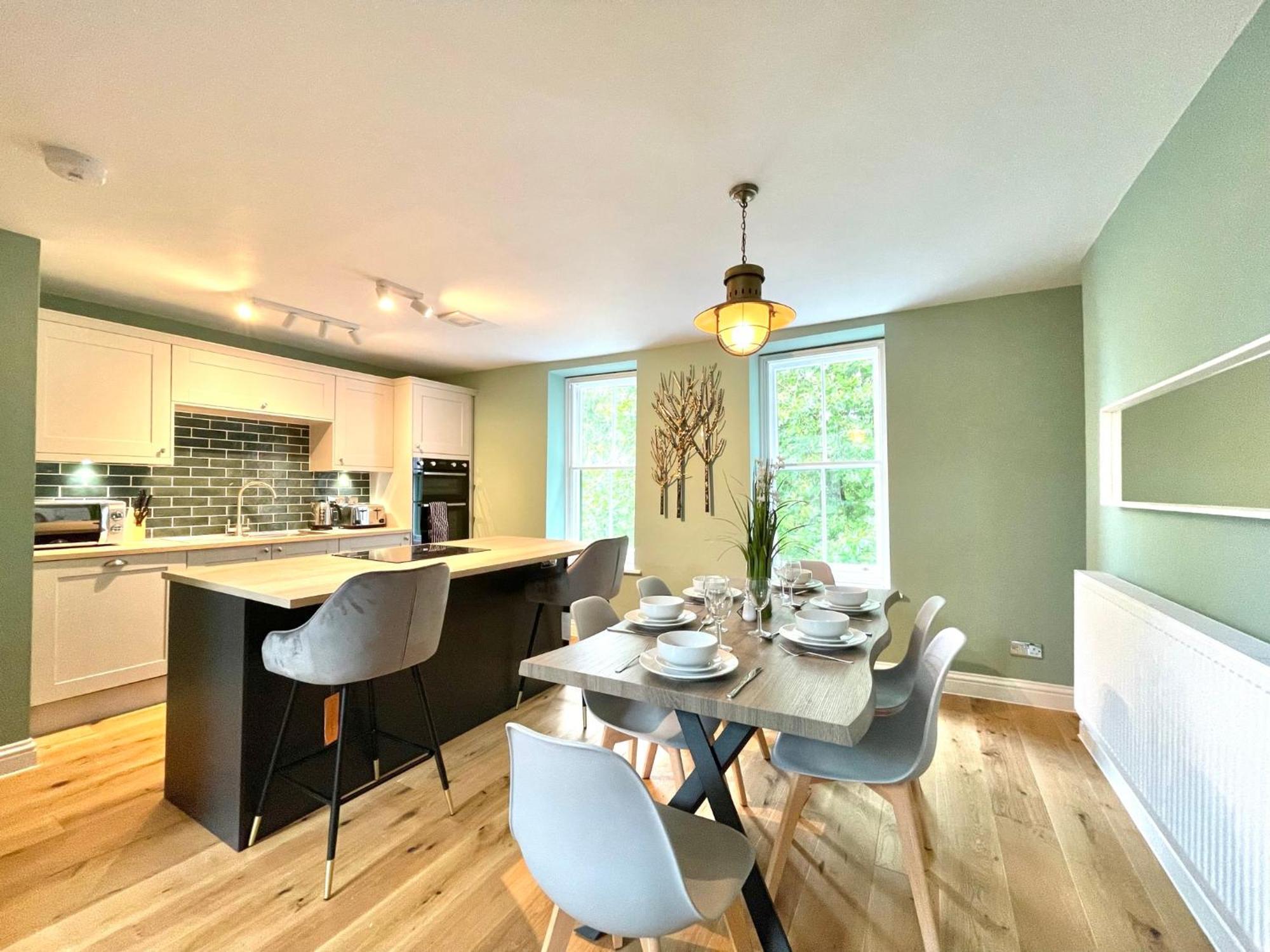 2 Bedroom Apartments Stopoverz Бристоль Экстерьер фото