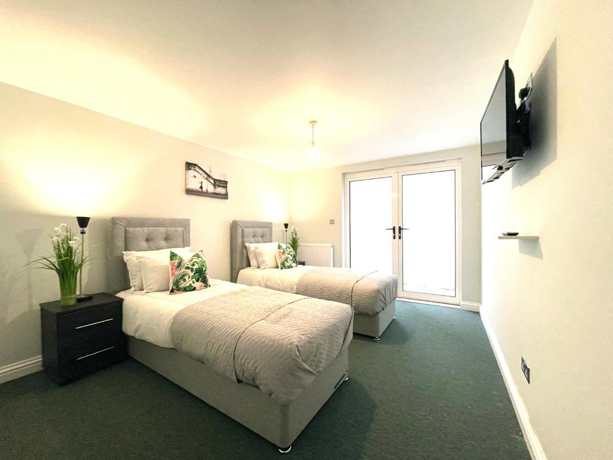 2 Bedroom Apartments Stopoverz Бристоль Экстерьер фото