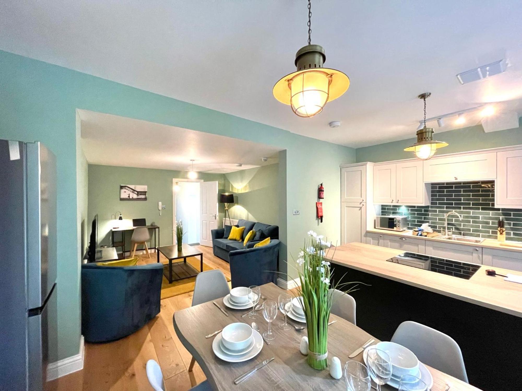 2 Bedroom Apartments Stopoverz Бристоль Экстерьер фото