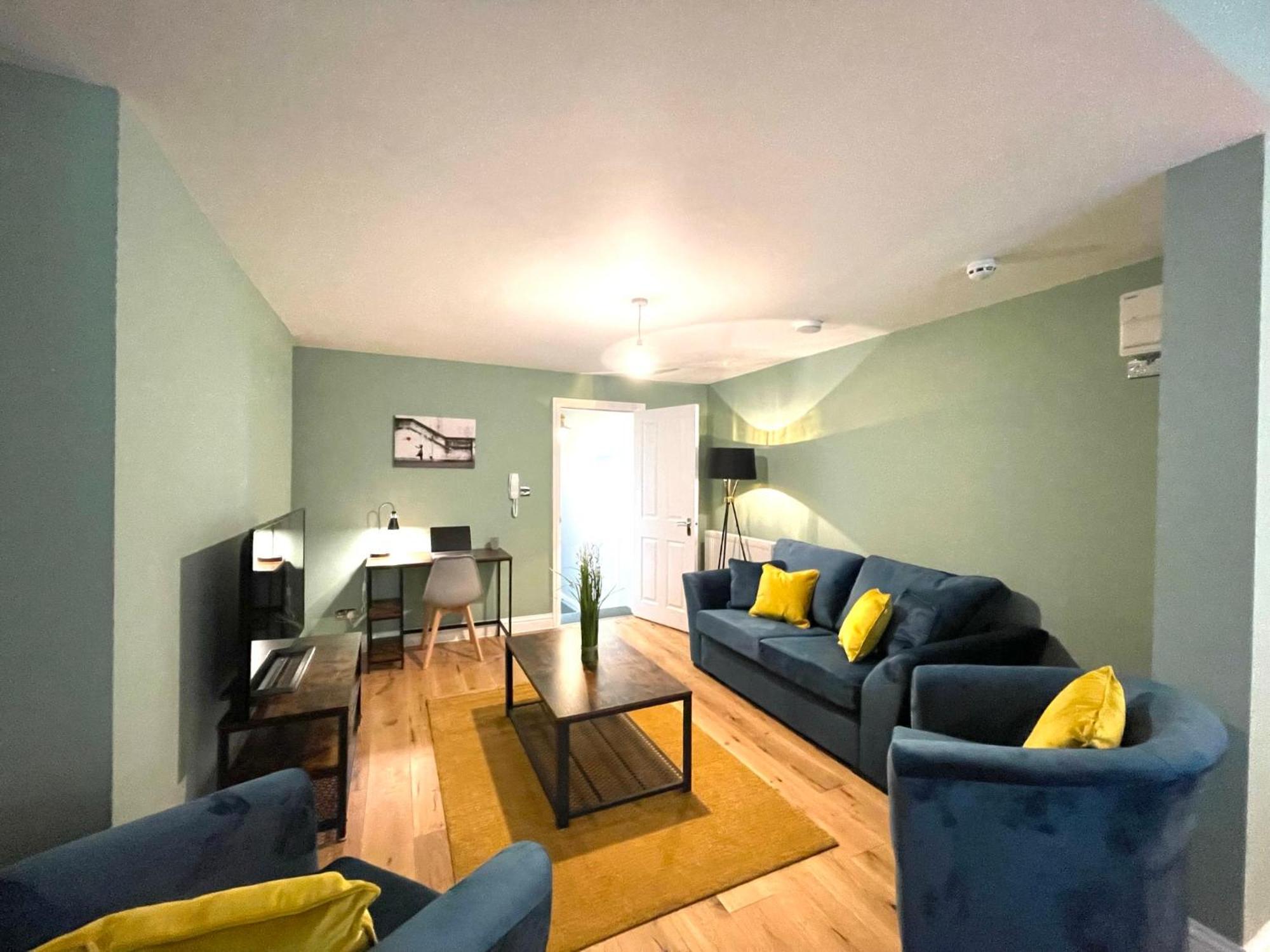 2 Bedroom Apartments Stopoverz Бристоль Экстерьер фото