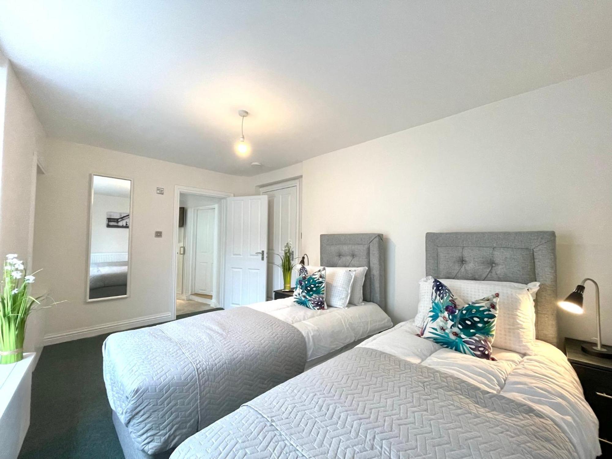 2 Bedroom Apartments Stopoverz Бристоль Экстерьер фото