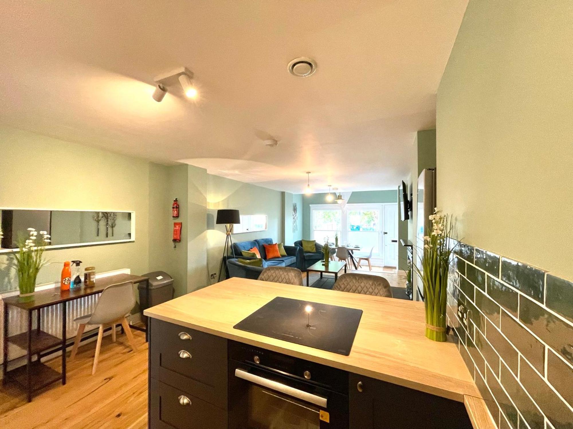 2 Bedroom Apartments Stopoverz Бристоль Экстерьер фото