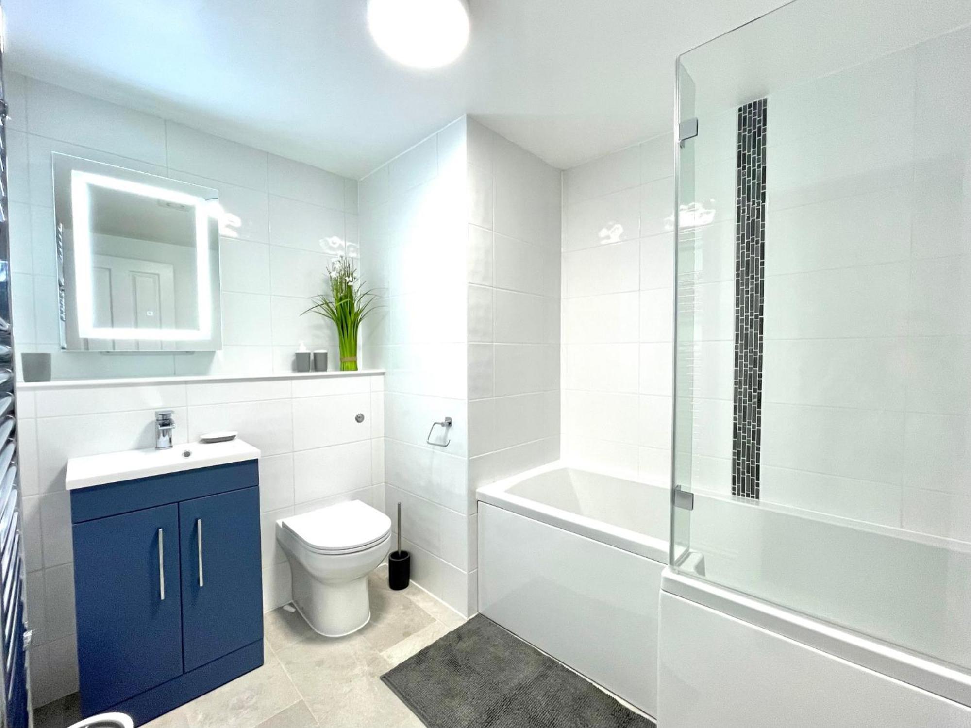2 Bedroom Apartments Stopoverz Бристоль Экстерьер фото