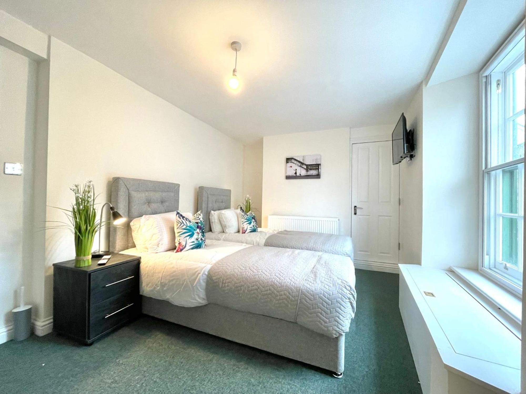 2 Bedroom Apartments Stopoverz Бристоль Экстерьер фото