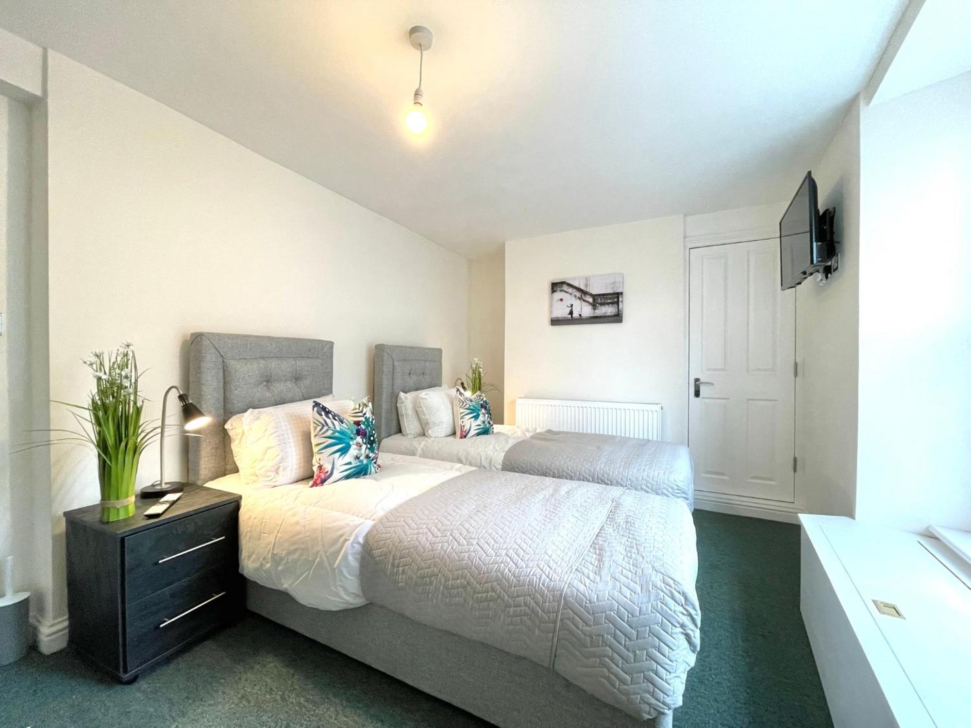 2 Bedroom Apartments Stopoverz Бристоль Экстерьер фото