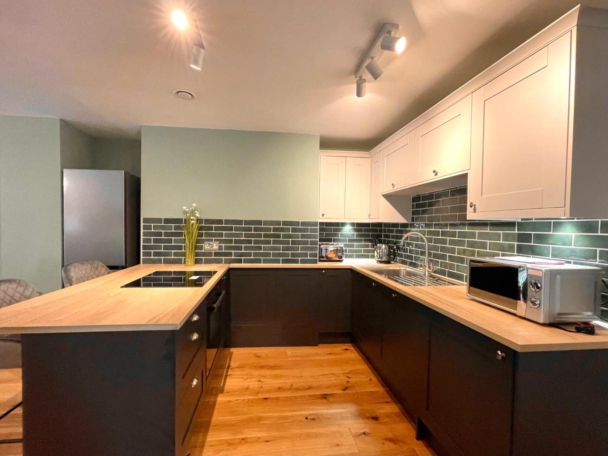 2 Bedroom Apartments Stopoverz Бристоль Экстерьер фото