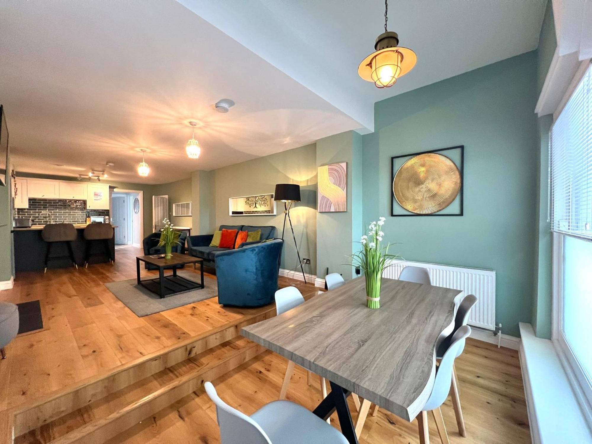 2 Bedroom Apartments Stopoverz Бристоль Экстерьер фото