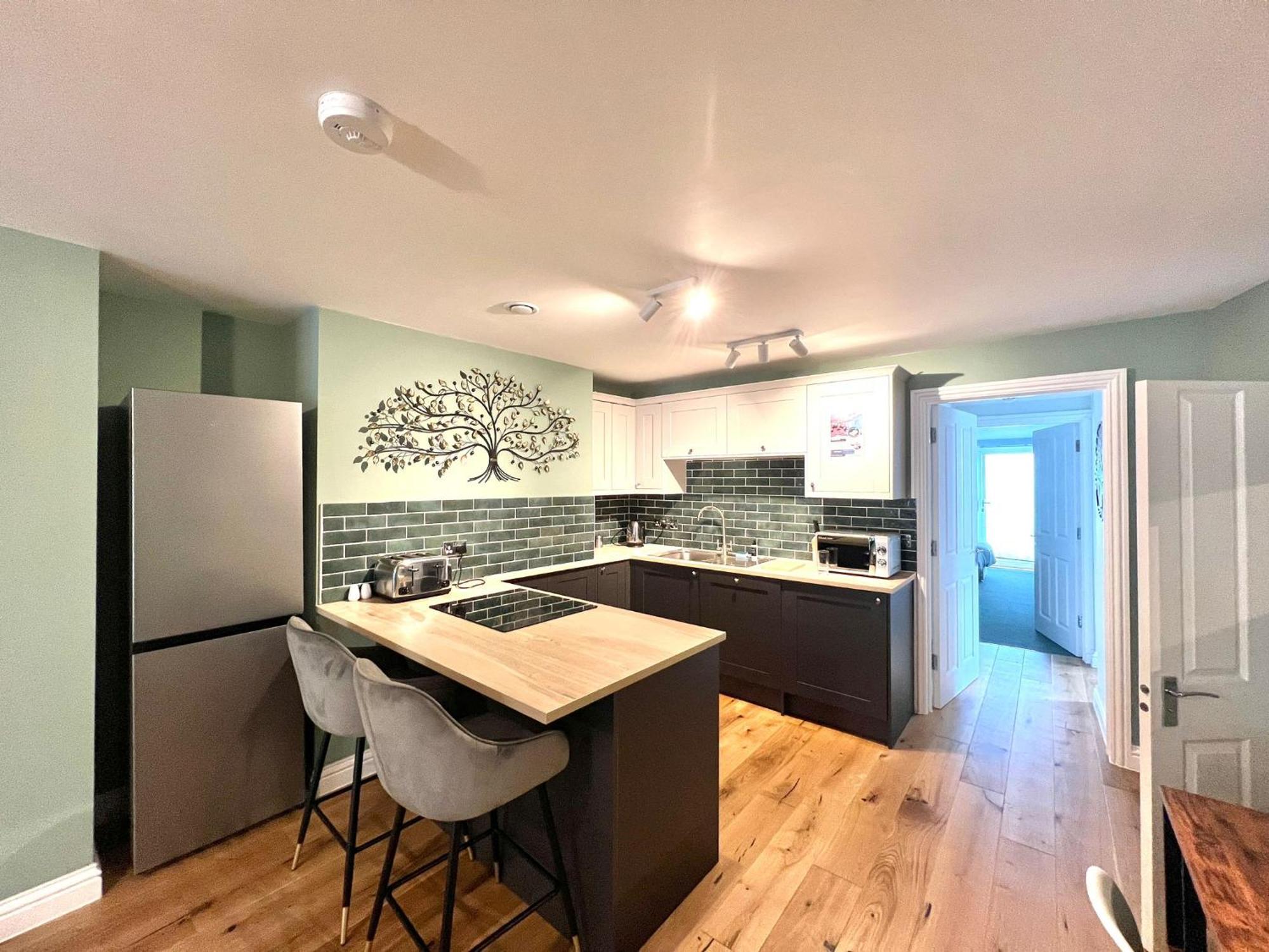 2 Bedroom Apartments Stopoverz Бристоль Экстерьер фото