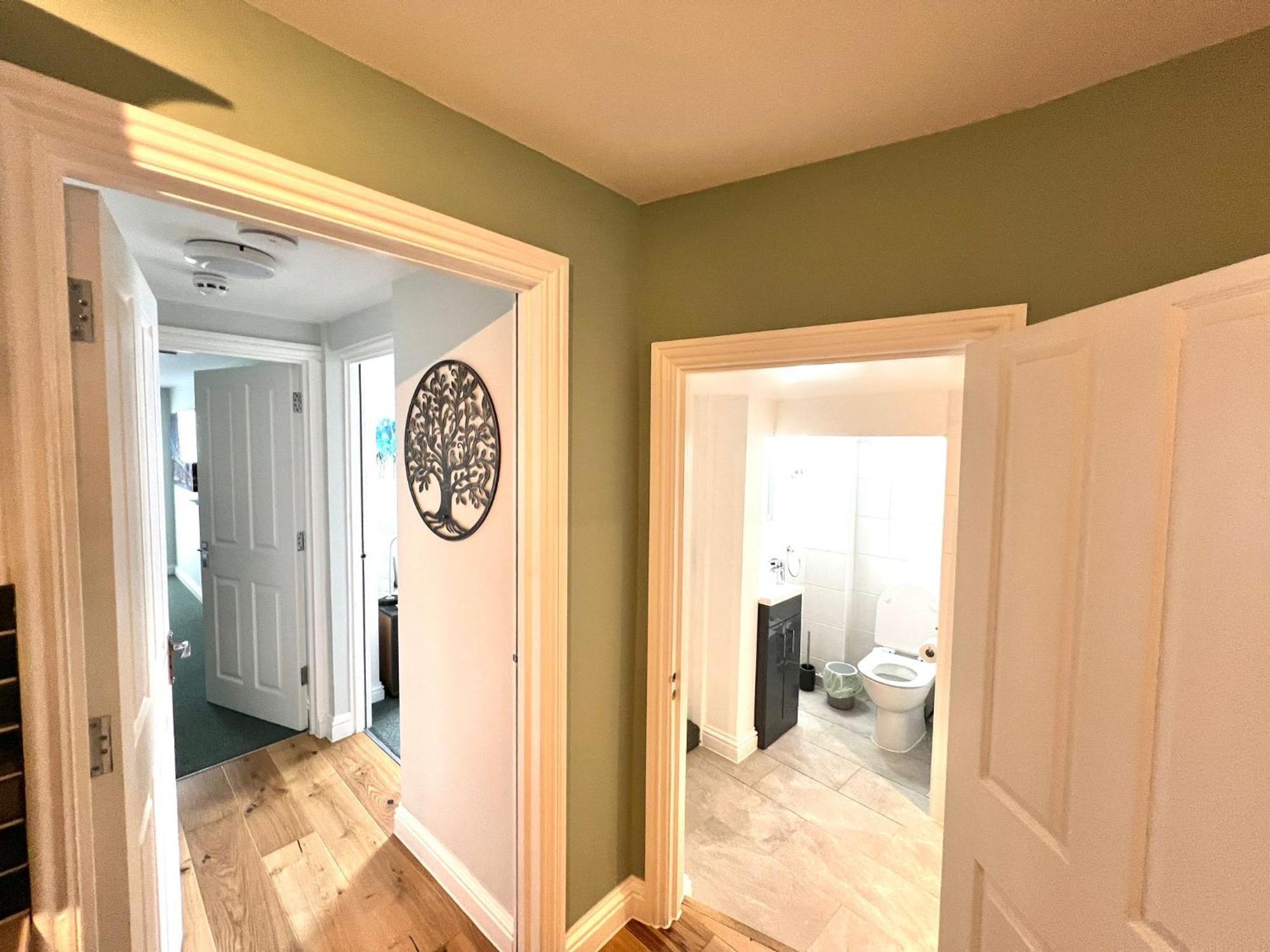 2 Bedroom Apartments Stopoverz Бристоль Экстерьер фото